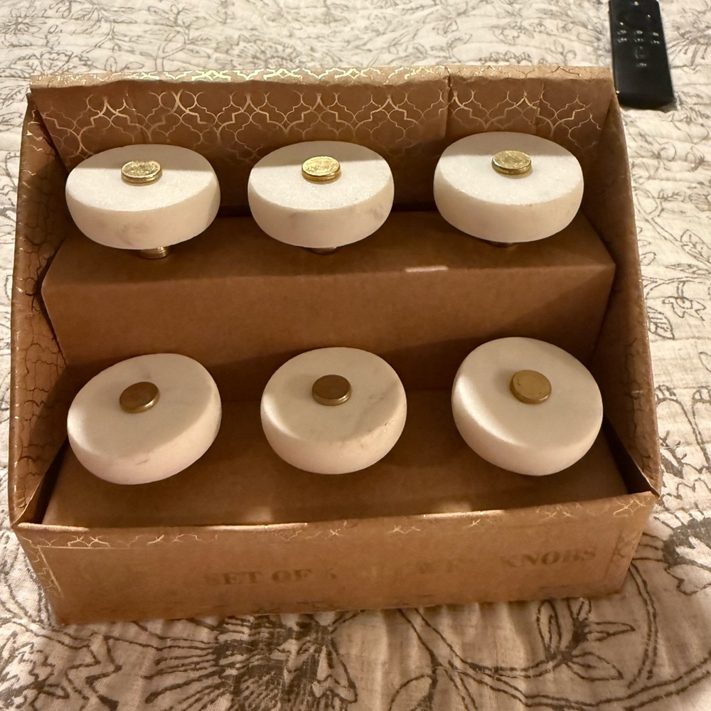 Chic White and Gold Knob Set